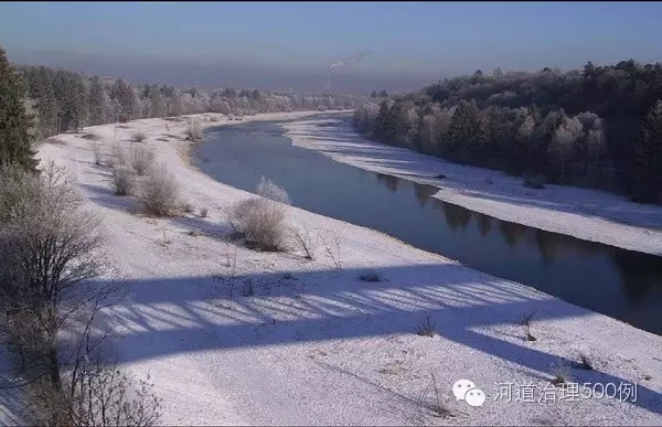 改造完的河道明顯分為兩部分，渠狀部分和用于洪水時的灘涂綠地