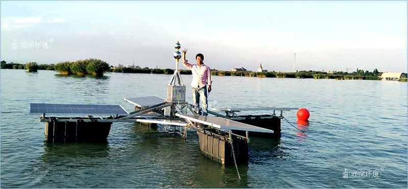 太陽能控藻機應用于西北地區5A級景區湖泊，耐嚴寒、抗風浪、抗腐蝕 該湖屬于蒸發嚴重的內陸湖，鹽度高達1000ml/L以上，設備滿足高鹽腐蝕